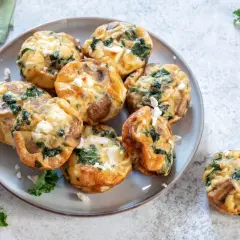 Pyszne muffiny jajeczne dla dzieci z szpinakiem i serem feta. Idealne na śniadanie lub przekąskę.