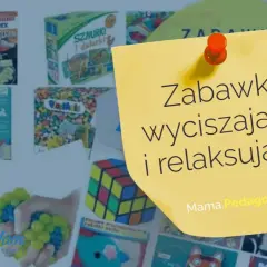 Żółta karteczka z napisem "Zabawki wyciszające i relaksujące" przyczepiona do tła z różnymi grami i zabawkami, np. T-Rex, Memory, kostka Rubika.