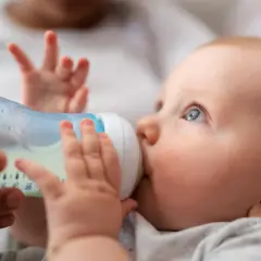 Niemowlę pije mleko z butelki. Od kiedy woda dla niemowlaka? To pytanie nurtuje wielu rodziców.
