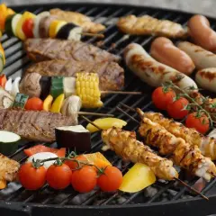 Grill pełen pyszności: kiełbaski, szaszłyki z kurczaka i warzyw, steki, kukurydza. Idealne co na grilla dla dzieci i dorosłych!