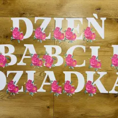 Napis "Dzień Babci i Dziadka" do druku, ozdobiony różowymi piwoniami. Idealny na uroczystość!