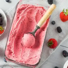 Pyszne, różowe lody dla dzieci z owocami leśnymi, idealne na letnie popołudnie.