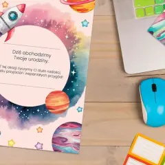 Kosmiczne dyplomy do druku z rakietami i planetami. Idealne na urodziny małego odkrywcy kosmosu.