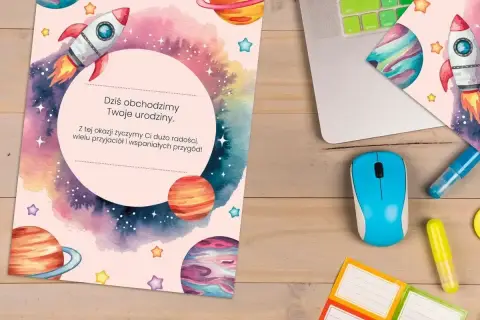 Kosmiczne dyplomy do druku z rakietami i planetami. Idealne na urodziny małego odkrywcy kosmosu.