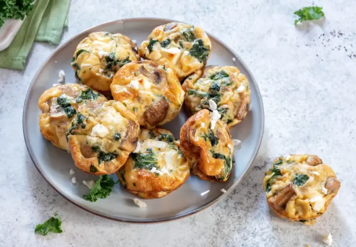 Pyszne muffiny jajeczne dla dzieci z szpinakiem i serem feta. Idealne na śniadanie lub przekąskę.
