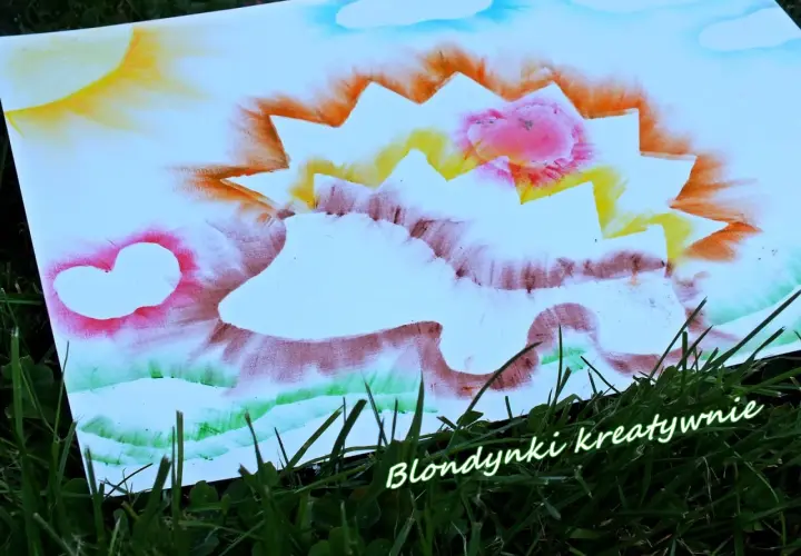 Kolorowy jeż do druku, namalowany wesołymi barwami. Słońce, chmurki i zielona trawa tworzą radosną scenerię.