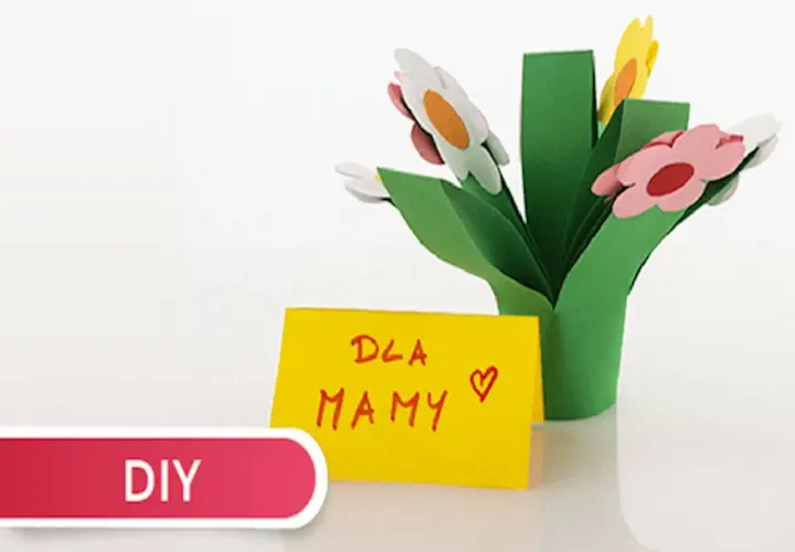 Własnoręczny prezent dla mamy na Dzień Matki: papierowe kwiaty w zielonej doniczce z napisem "Dla Mamy" i serduszkiem.