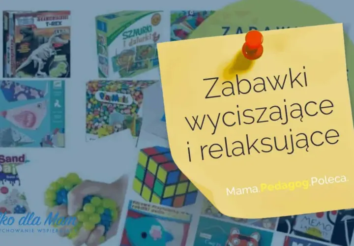 Żółta karteczka z napisem "Zabawki wyciszające i relaksujące" przyczepiona do tła z różnymi grami i zabawkami, np. T-Rex, Memory, kostka Rubika.