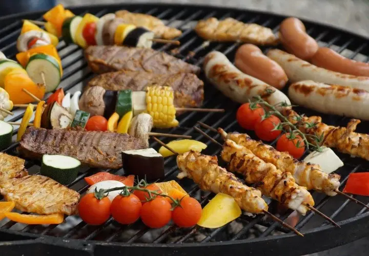 Grill pełen pyszności: kiełbaski, szaszłyki z kurczaka i warzyw, steki, kukurydza. Idealne co na grilla dla dzieci i dorosłych!