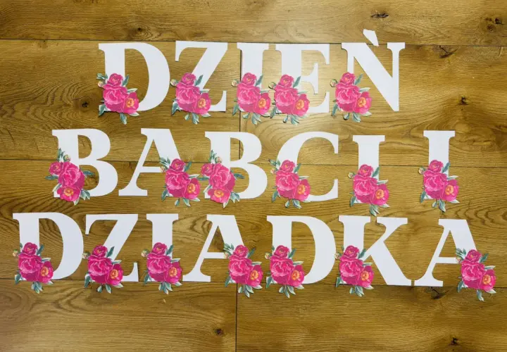 Napis "Dzień Babci i Dziadka" do druku, ozdobiony różowymi piwoniami. Idealny na uroczystość!