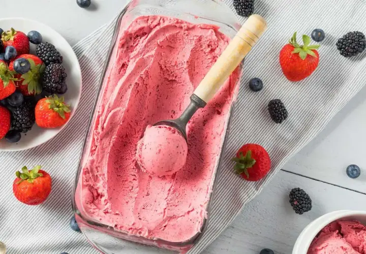 Pyszne, różowe lody dla dzieci z owocami leśnymi, idealne na letnie popołudnie.