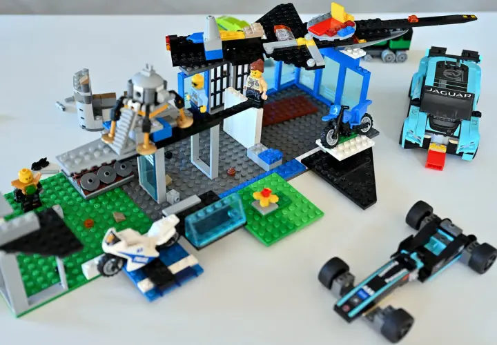 Z klocków Lego można zbudować posterunek policji z helikopterem, radiowozem Jaguar, motocyklem i bolidem.