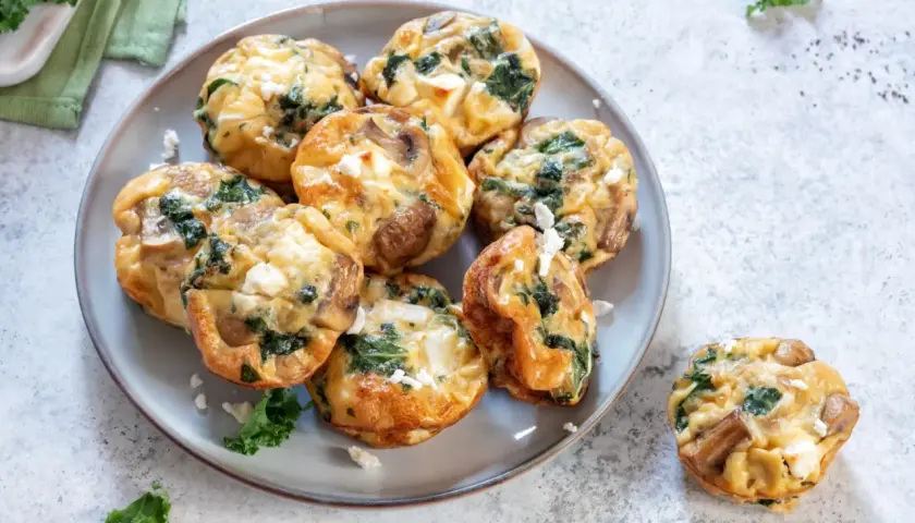 Pyszne muffiny jajeczne dla dzieci z szpinakiem i serem feta. Idealne na śniadanie lub przekąskę.