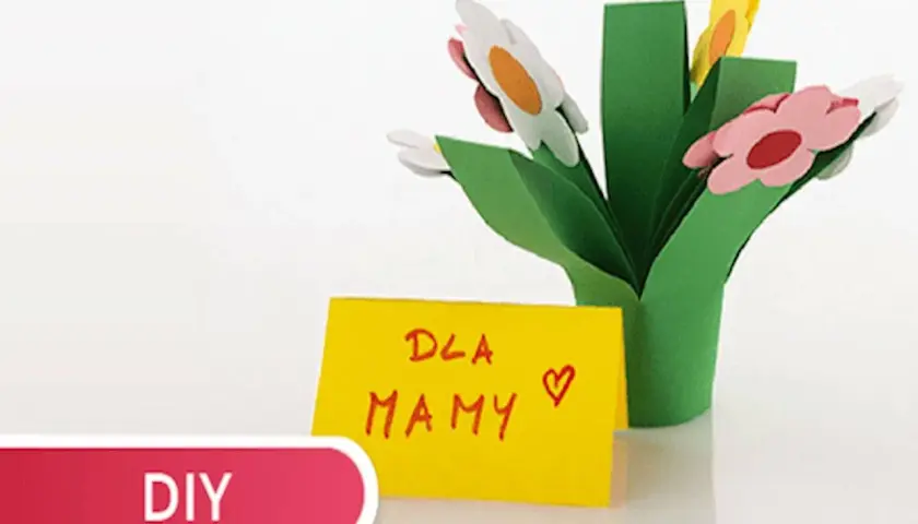 Własnoręczny prezent dla mamy na Dzień Matki: papierowe kwiaty w zielonej doniczce z napisem "Dla Mamy" i serduszkiem.
