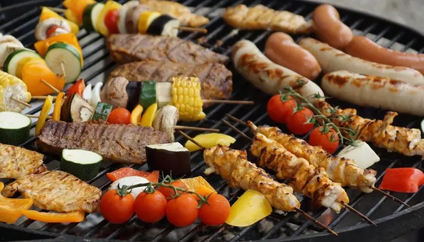 Grill pełen pyszności: kiełbaski, szaszłyki z kurczaka i warzyw, steki, kukurydza. Idealne co na grilla dla dzieci i dorosłych!