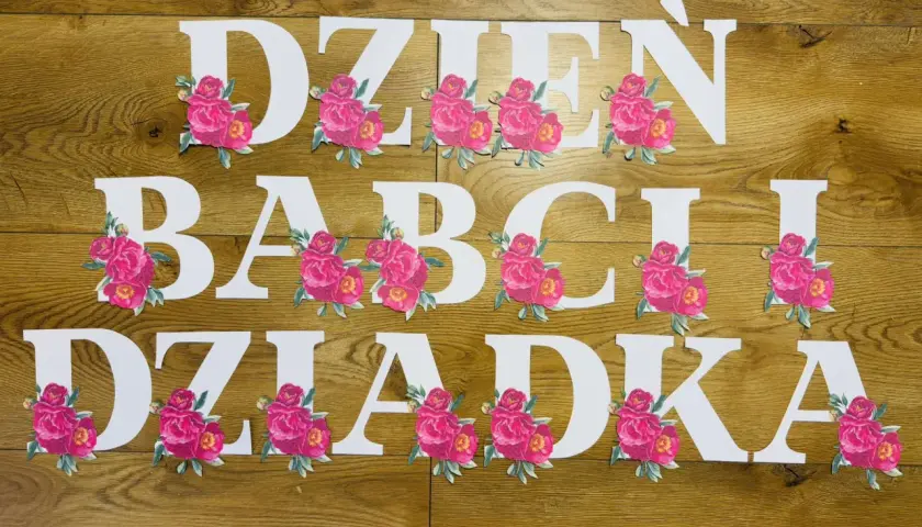 Napis "Dzień Babci i Dziadka" do druku, ozdobiony różowymi piwoniami. Idealny na uroczystość!