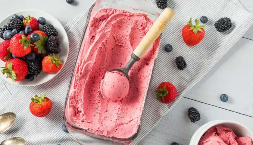 Pyszne, różowe lody dla dzieci z owocami leśnymi, idealne na letnie popołudnie.