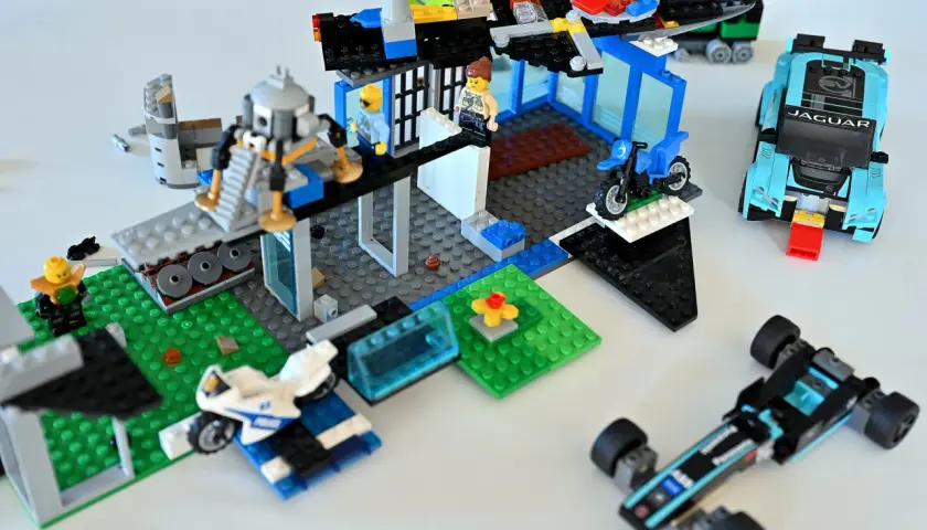 Z klocków Lego można zbudować posterunek policji z helikopterem, radiowozem Jaguar, motocyklem i bolidem.