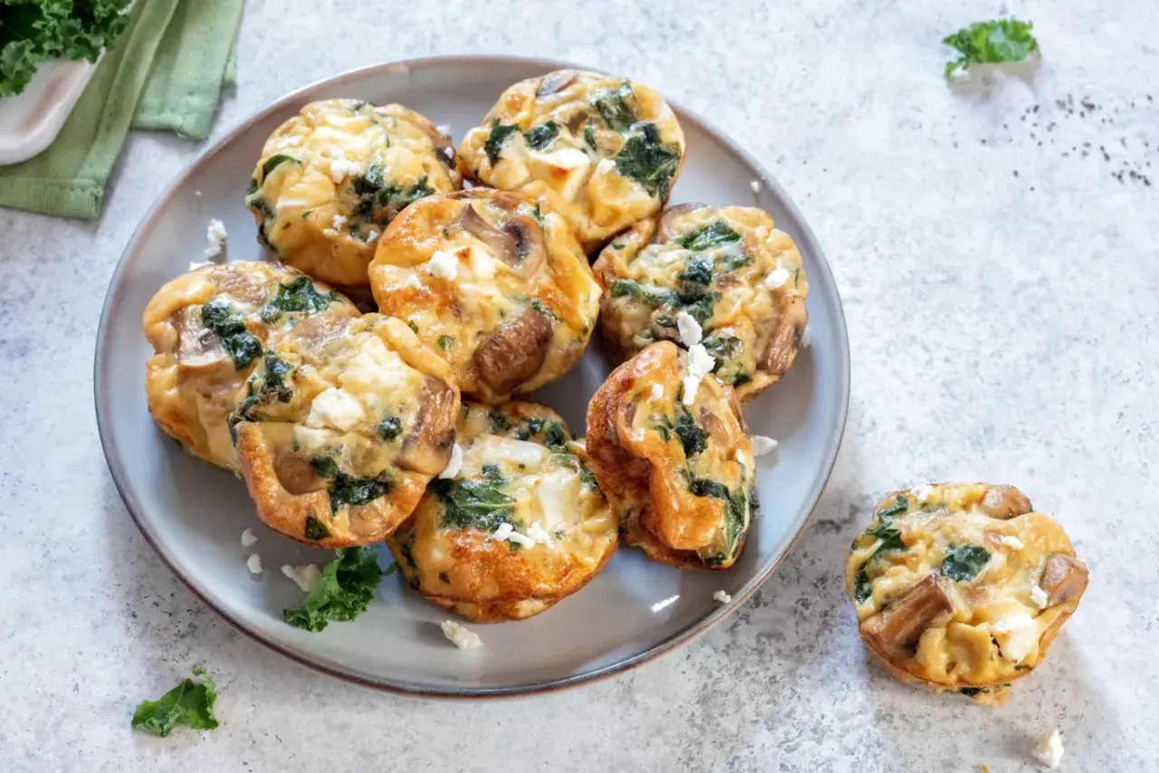 Pyszne muffiny jajeczne dla dzieci z szpinakiem i serem feta. Idealne na śniadanie lub przekąskę.