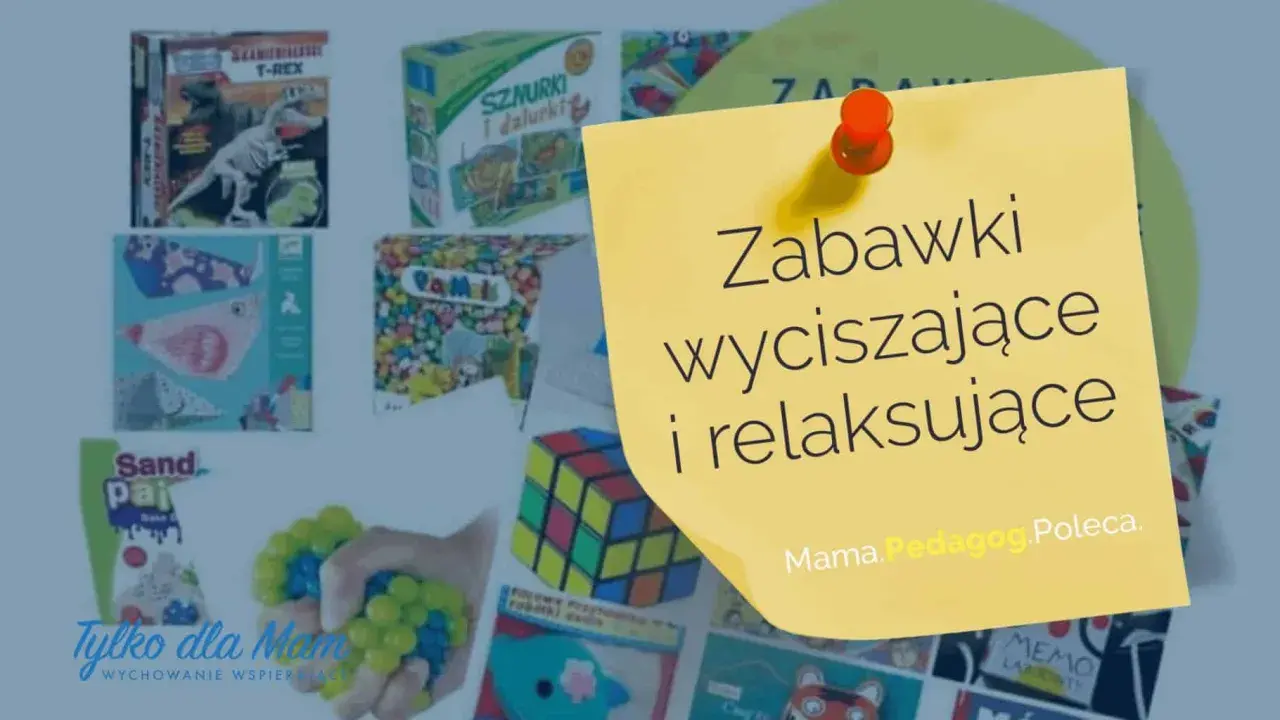 Żółta karteczka z napisem "Zabawki wyciszające i relaksujące" przyczepiona do tła z różnymi grami i zabawkami, np. T-Rex, Memory, kostka Rubika.