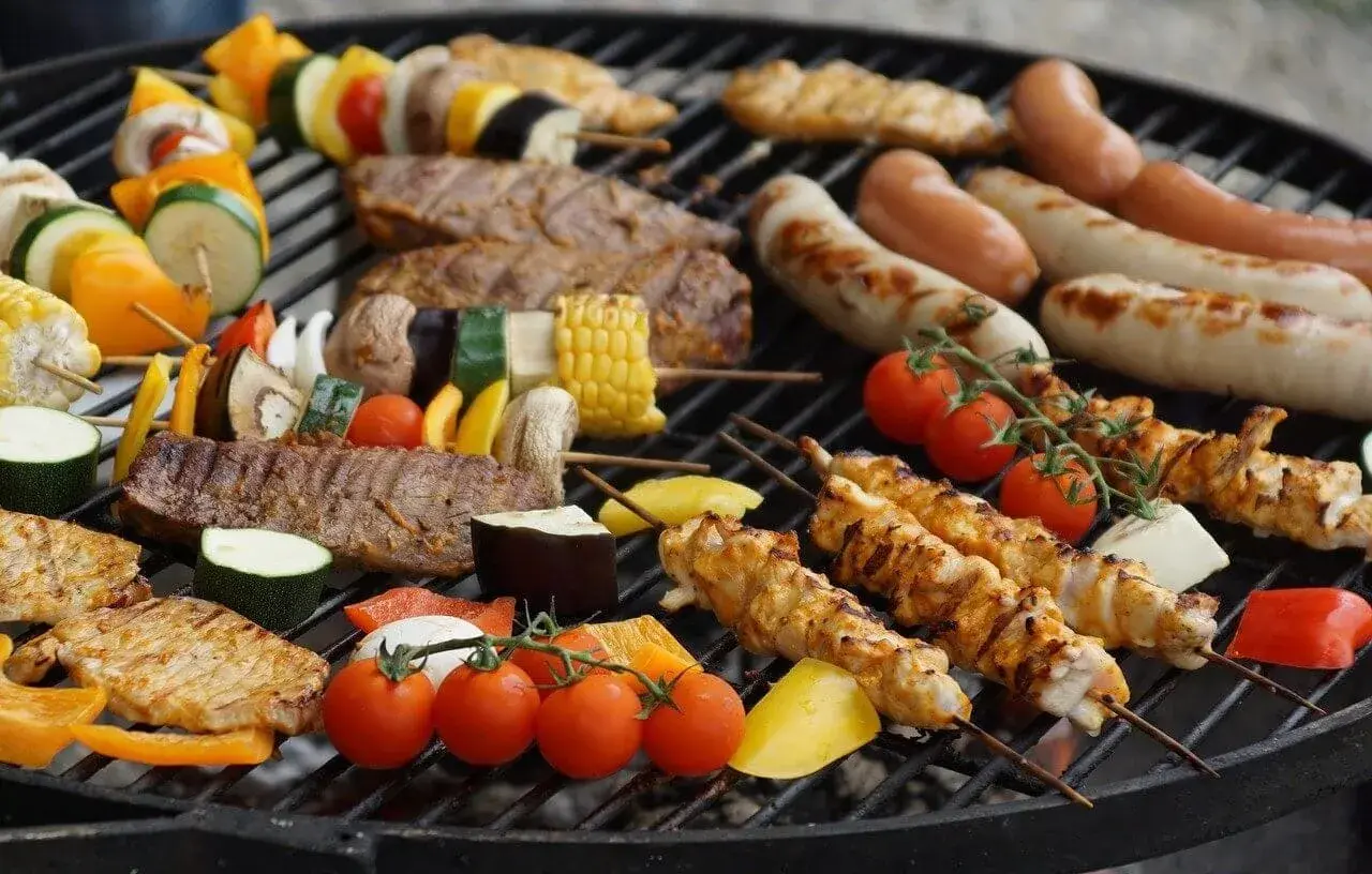 Grill pełen pyszności: kiełbaski, szaszłyki z kurczaka i warzyw, steki, kukurydza. Idealne co na grilla dla dzieci i dorosłych!