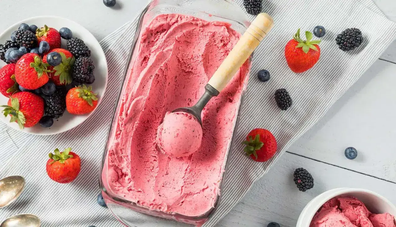 Pyszne, różowe lody dla dzieci z owocami leśnymi, idealne na letnie popołudnie.