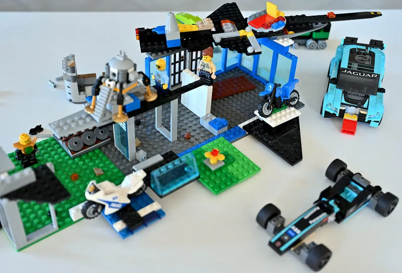 Z klocków Lego można zbudować posterunek policji z helikopterem, radiowozem Jaguar, motocyklem i bolidem.