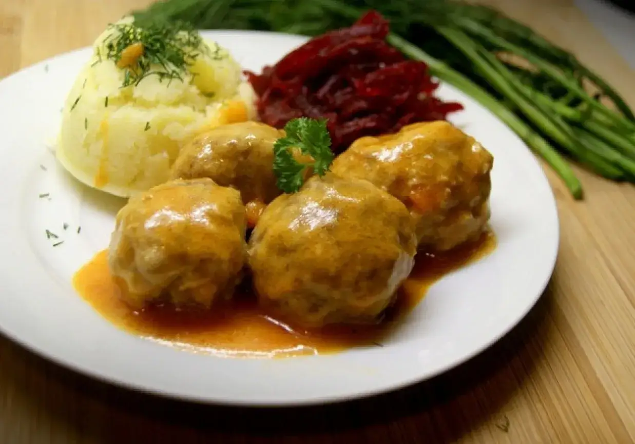 Pyszne pulpety w sosie pomidorowym dla dzieci, podane z puree ziemniaczanym i buraczkami.