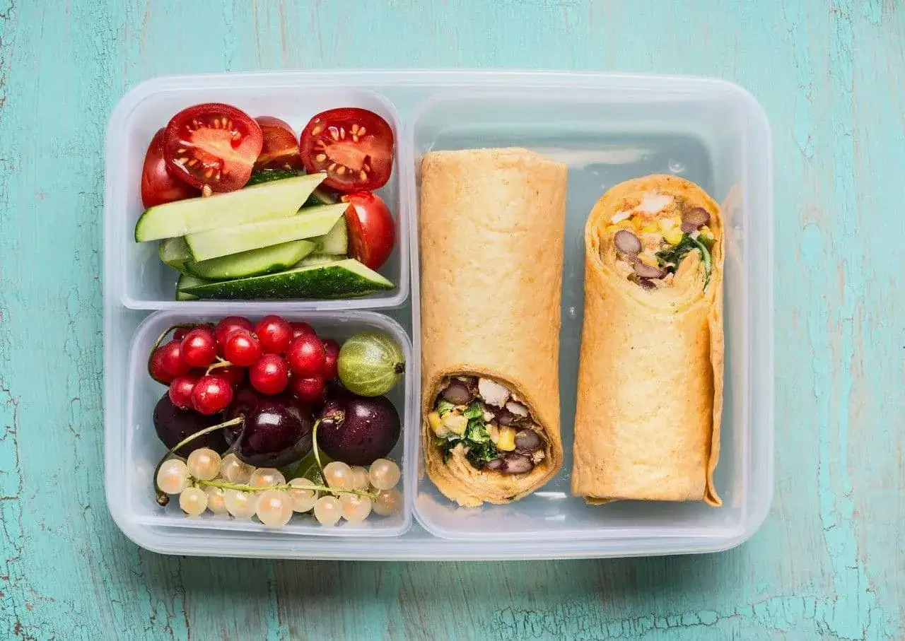 Kolorowy lunchbox: dwa tortille z kurczakiem i fasolą, pomidorki, og&oacute;rek, porzeczki, wiśnie i agrest. Idealne na drugie śniadanie.