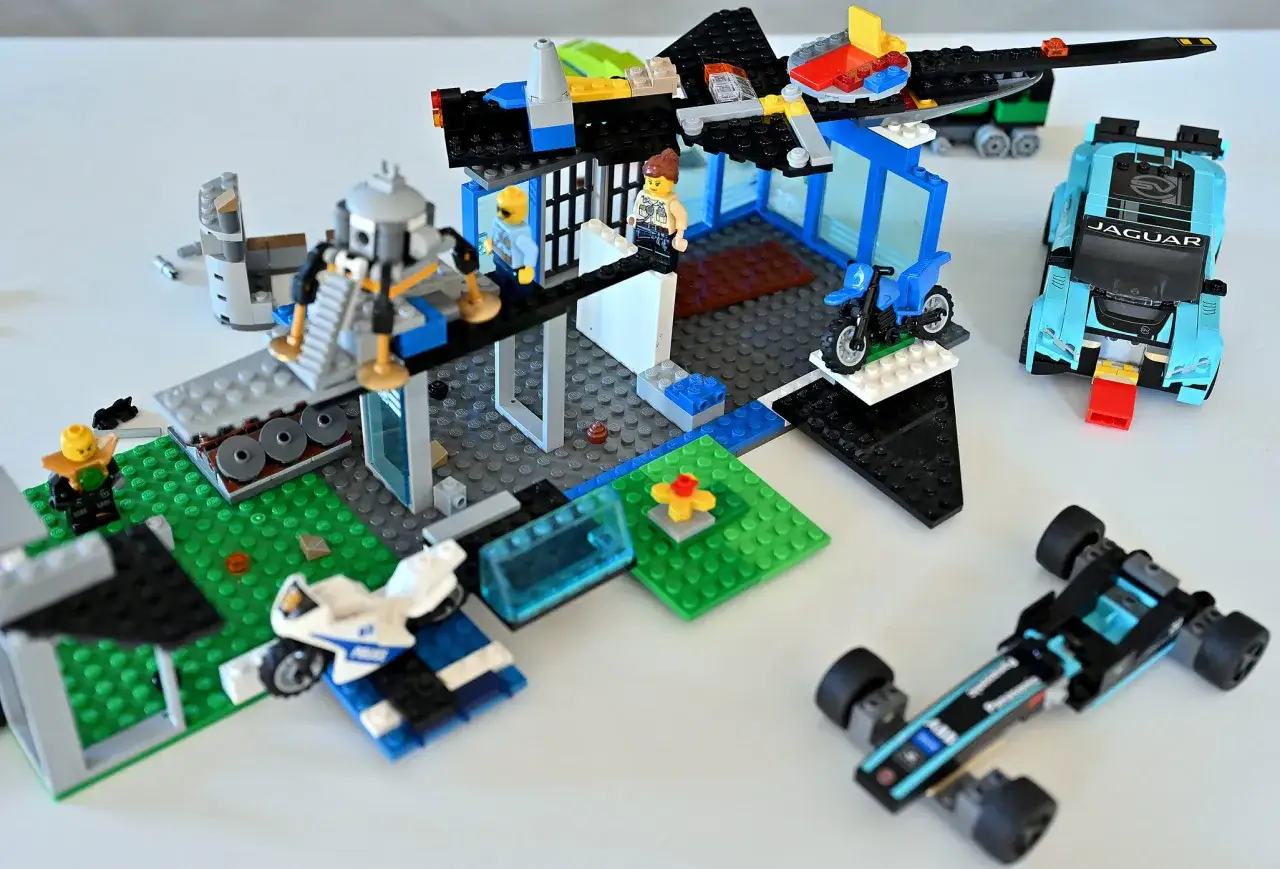 Z klock&oacute;w Lego można zbudować posterunek policji z helikopterem, radiowozem Jaguar, motocyklem i bolidem.