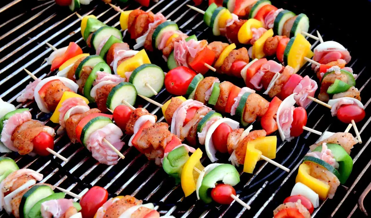 Kolorowe szaszłyki z kurczakiem, warzywami i boczkiem na grillu. Idealne co na grilla dla dzieci, pełne smaku i zabawy!